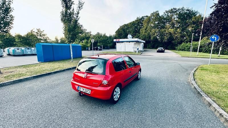 Gebraucht Renault Clio II 60 PS (44 kW) 2005 Rot Kleinwagen
