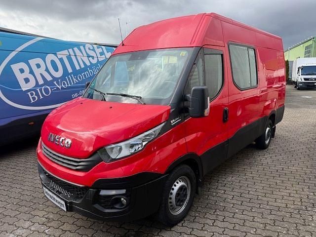 Second-hand Iveco Daily 179 CP (131 kW) 2019 Roșu Monovolum
