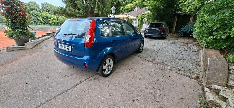 Gebraucht Ford Fiesta 69 PS (50 kW) 2007 Blau Kleinwagen
