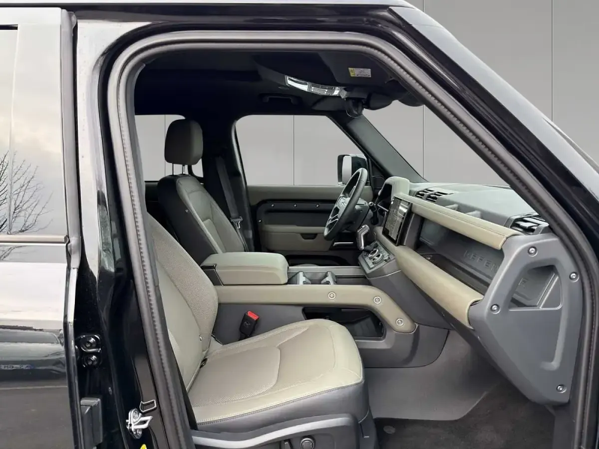 Gebraucht Land Rover Defender SE Dynamic 252 PS (185 kW) 2025 Santorini black SUV