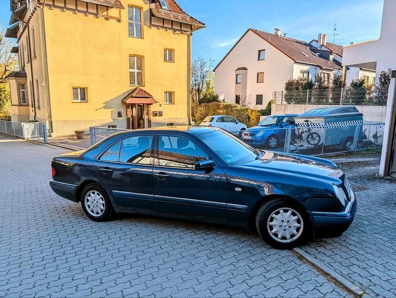 Używany Mercedes E200 136 KM (100 kW) 1999 Niebieski Sedan/Limuzyna