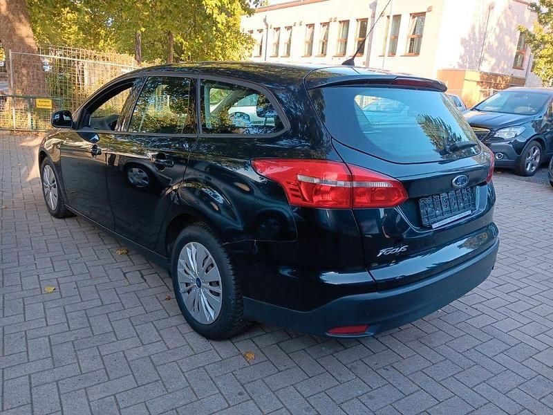 Schwarz Gebraucht 2015 Ford Focus Trend Limousine | 4.499 € (Etwas zu teuer) - Bild 1/4