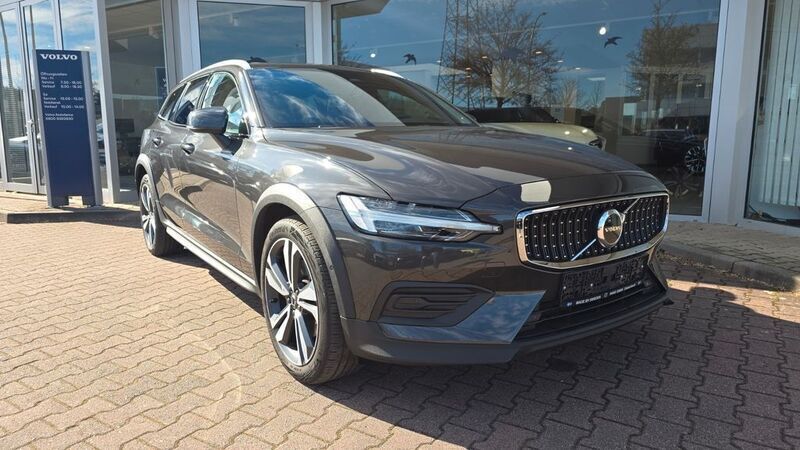 Grau Gebraucht 2024 Volvo V60 CC Plus Kombi | 39.900 € (Guter Preis) - Bild 1/4