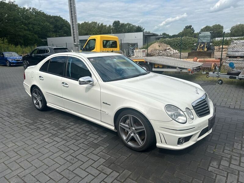 Weiß Gebraucht 2006 Mercedes E63 AMG AMG Limousine | 31.400 € (Fairer Preis) - Bild 1/4