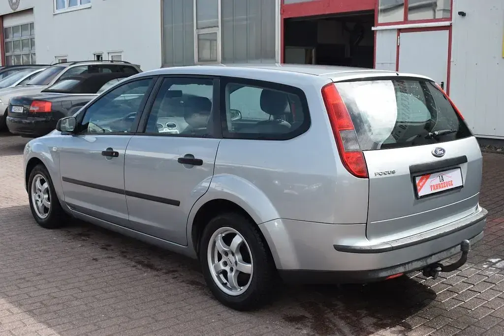 Gebraucht Ford Focus Trend 101 PS (74 kW) 2005 Silber Limousine