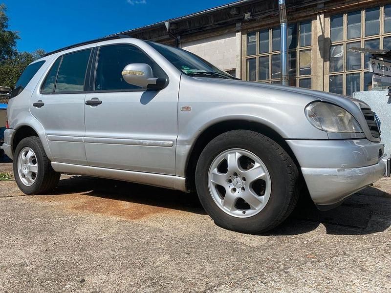 Silber Gebraucht 2001 Mercedes ML320 SUV | 3.250 € (Fairer Preis) - Bild 1/4