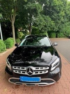 Schwarz Gebraucht 2018 Mercedes GLA180 SUV | 20.900 € (Fairer Preis) - Bild 1/4