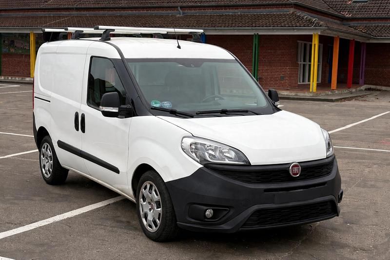 Gebraucht Fiat Doblò 100 PS (73 kW) 2018 Weiß Van / Kleinbus