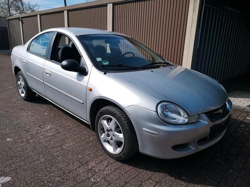 Second-hand Chrysler Neon 133 CP (97 kW) 2000 Argintiu Berlinǎ