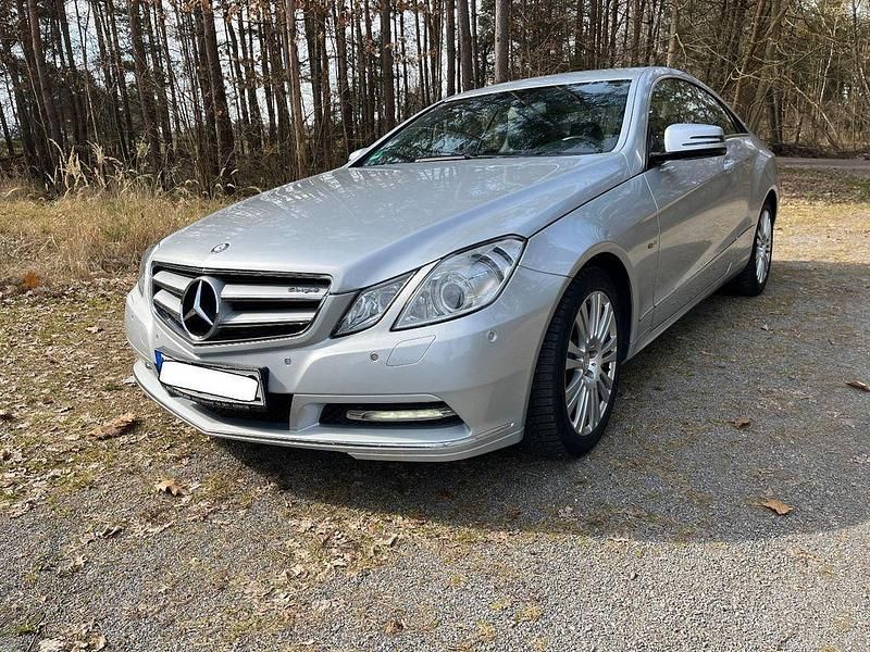 Gebraucht Mercedes E200 184 PS (135 kW) 2011 Silber Coupé