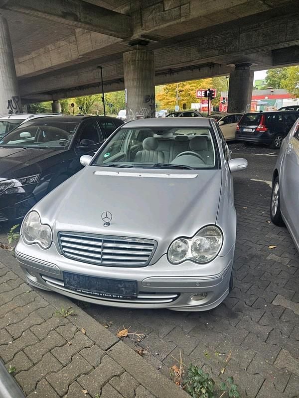 Silber Gebraucht 2004 Mercedes C180 Limousine | 1.200 € (Superpreis) - Bild 1/4