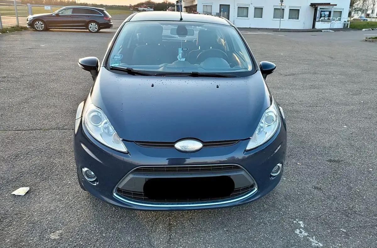 Używany Ford Fiesta Titanium 82 KM (60 kW) 2009 Niebieski Hatchback