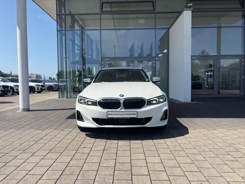 Gebraucht BMW 330e Sport Line 292 PS (214 kW) 2023 Weiß Limousine
