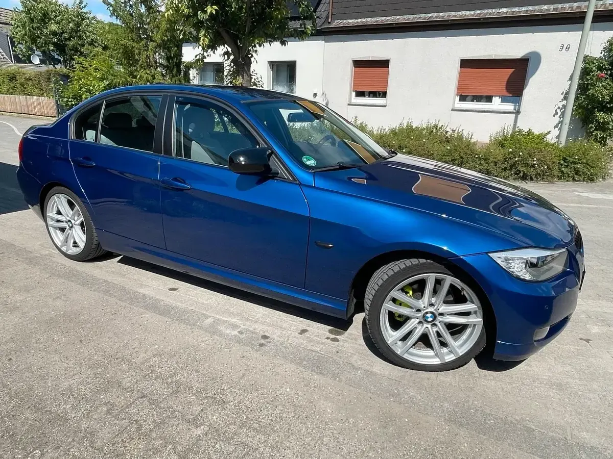 Gebraucht BMW 320 170 PS (125 kW) 2009 Blau Limousine