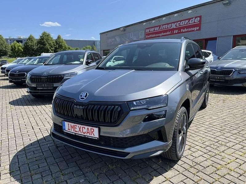 Grau Neu 2025 Skoda Karoq SportlinePlus SUV | 35.990 € (Fairer Preis) - Bild 1/4
