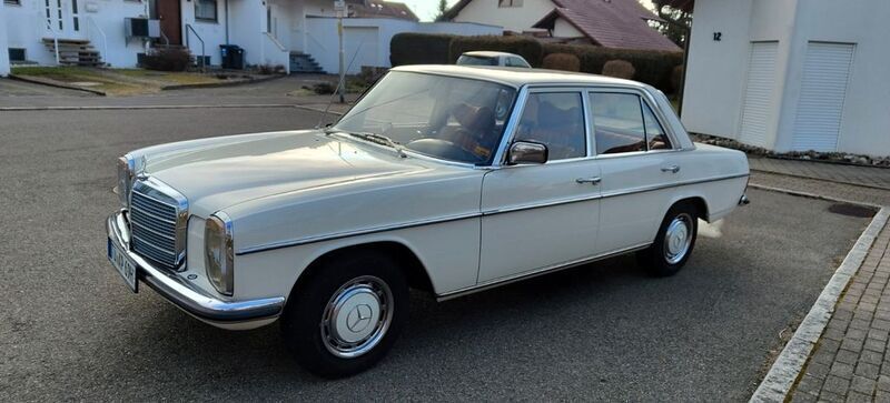Weiß Gebraucht 1974 Mercedes W114 Limousine | 21.200 € - Bild 1/4