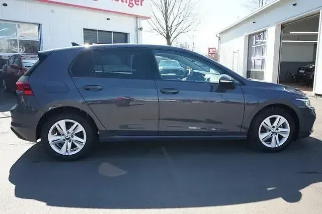 Gebraucht VW Golf VIII Life 131 PS (96 kW) 2023 Grau Limousine