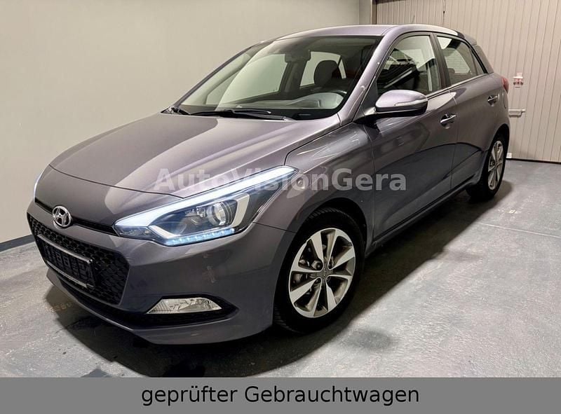 Gebraucht Hyundai i20 101 PS (74 kW) 2015 Grau Kleinwagen