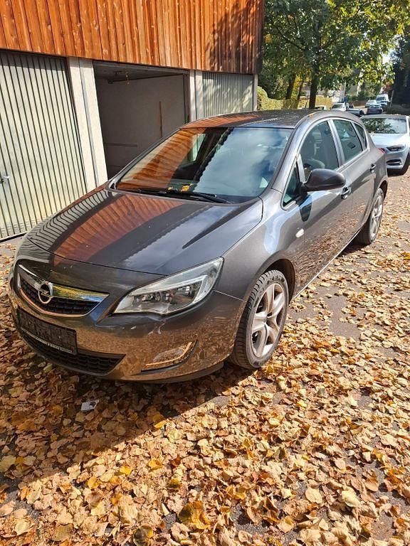Grau Gebraucht 2011 Opel Astra Innovation Limousine | 4.750 € (Fairer Preis) - Bild 1/4