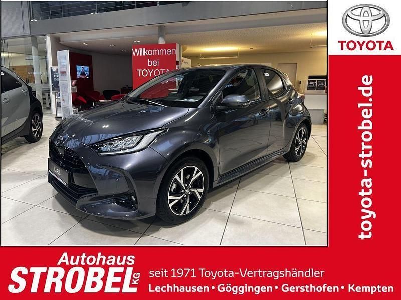 Grau Neu 2025 Toyota Yaris Hybrid Comfort Limousine | 24.980 € - Bild 1/4