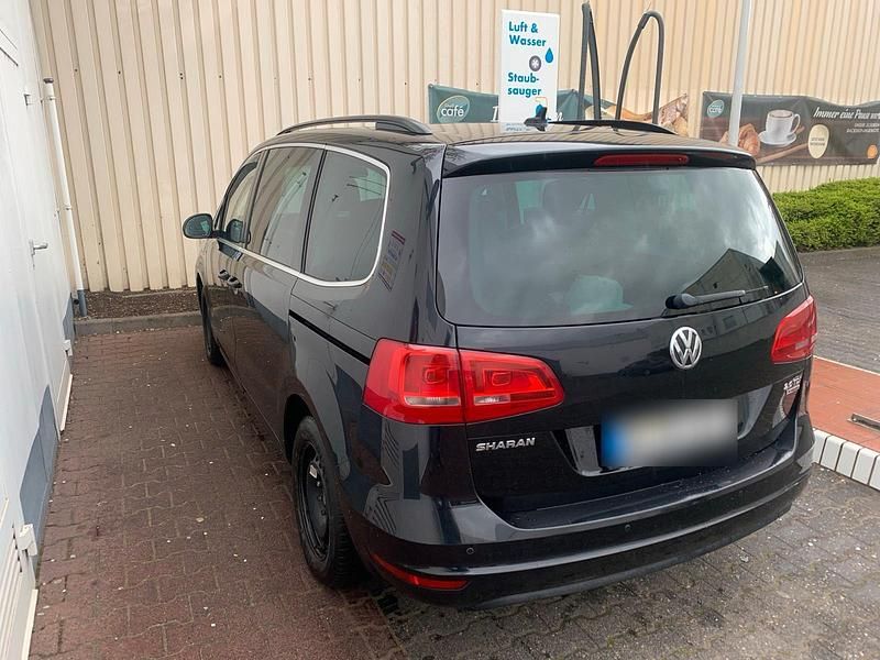 Second-hand VW Sharan 170 CP (125 kW) 2012 Negru Monovolum