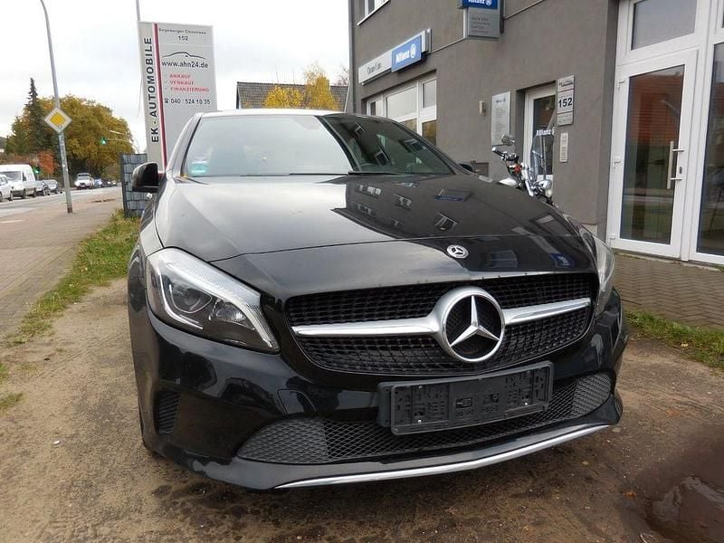 Schwarz Gebraucht 2017 Mercedes A180 Urban Limousine | 14.990 € (Guter Preis) - Bild 1/4