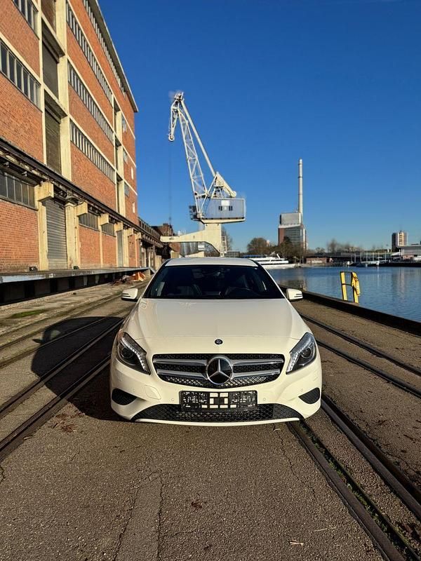 Gebraucht Mercedes A180 122 PS (89 kW) 2013 Weiß Kleinwagen