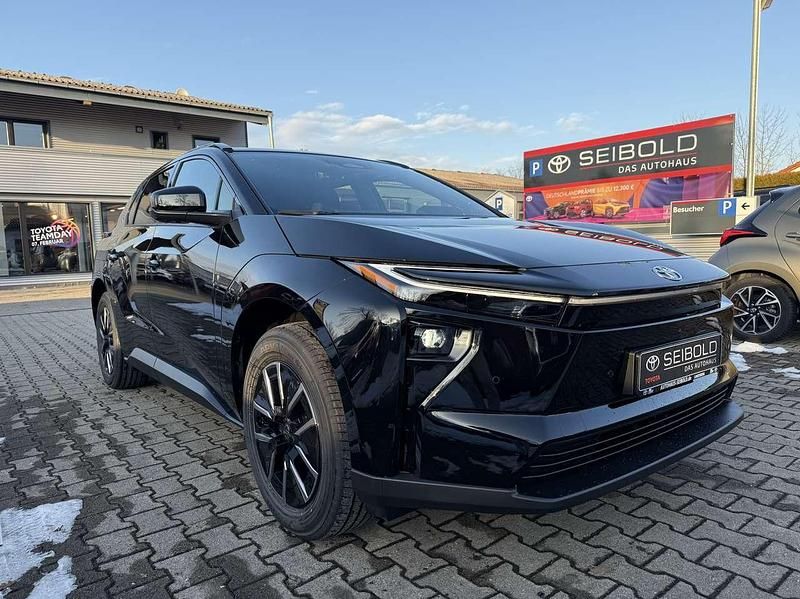 Neu Toyota bZ4X 164 kW (224 PS) 2026 Attitude black metallic SUV