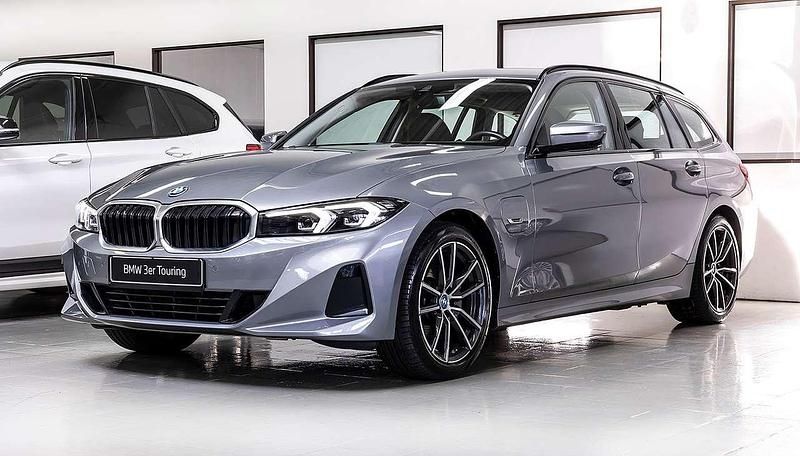 Gebraucht BMW 330e 292 PS (214 kW) 2022 Skyscraper grau metallic Kombi