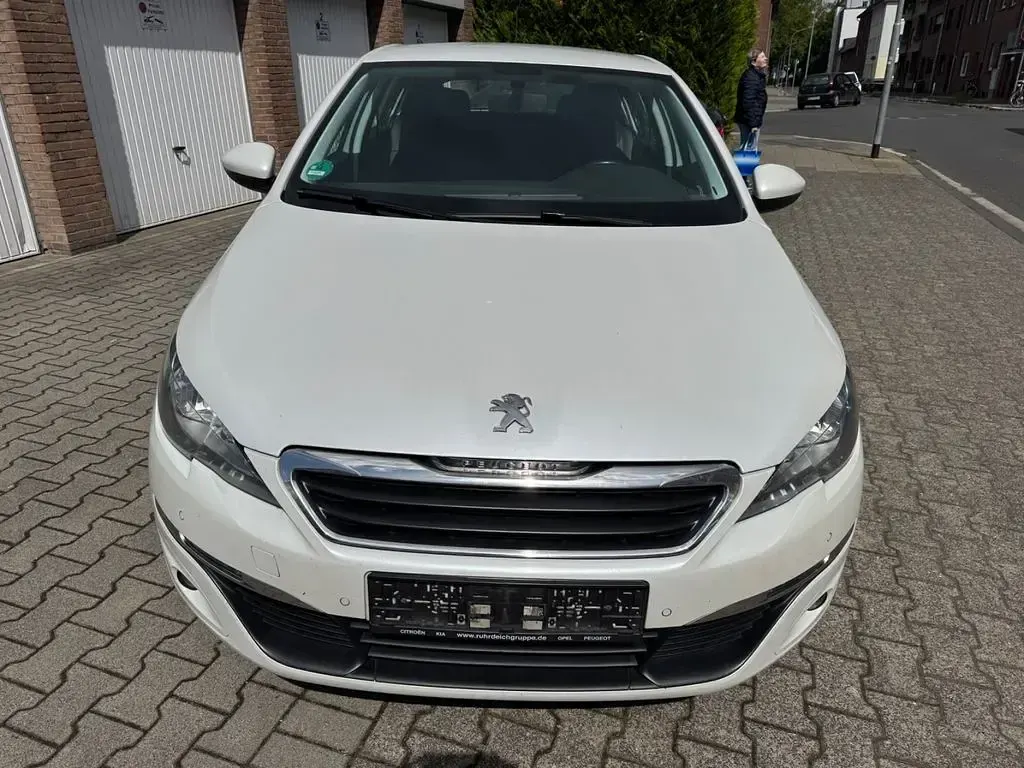 Gebraucht Peugeot 308 Allure 131 PS (96 kW) 2016 Weiß Limousine