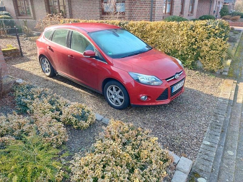 Gebraucht Ford Focus Titanium 125 PS (91 kW) 2011 Rot Limousine