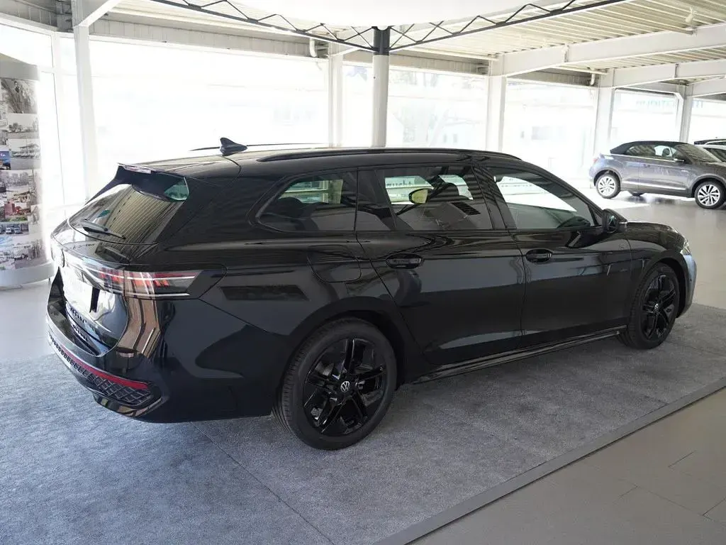 Gebraucht VW Passat Style 150 PS (110 kW) 2026 Schwarz Kombi