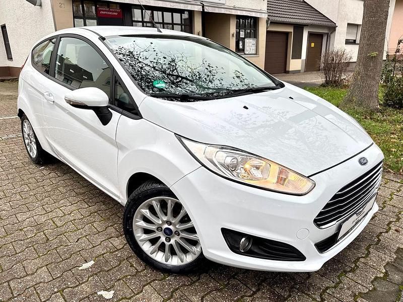 Gebraucht Ford Fiesta 75 PS (55 kW) 2013 Weiß Kleinwagen