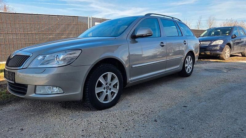 Gebraucht Skoda Octavia Elegance 105 PS (77 kW) 2011 Beige Kombi