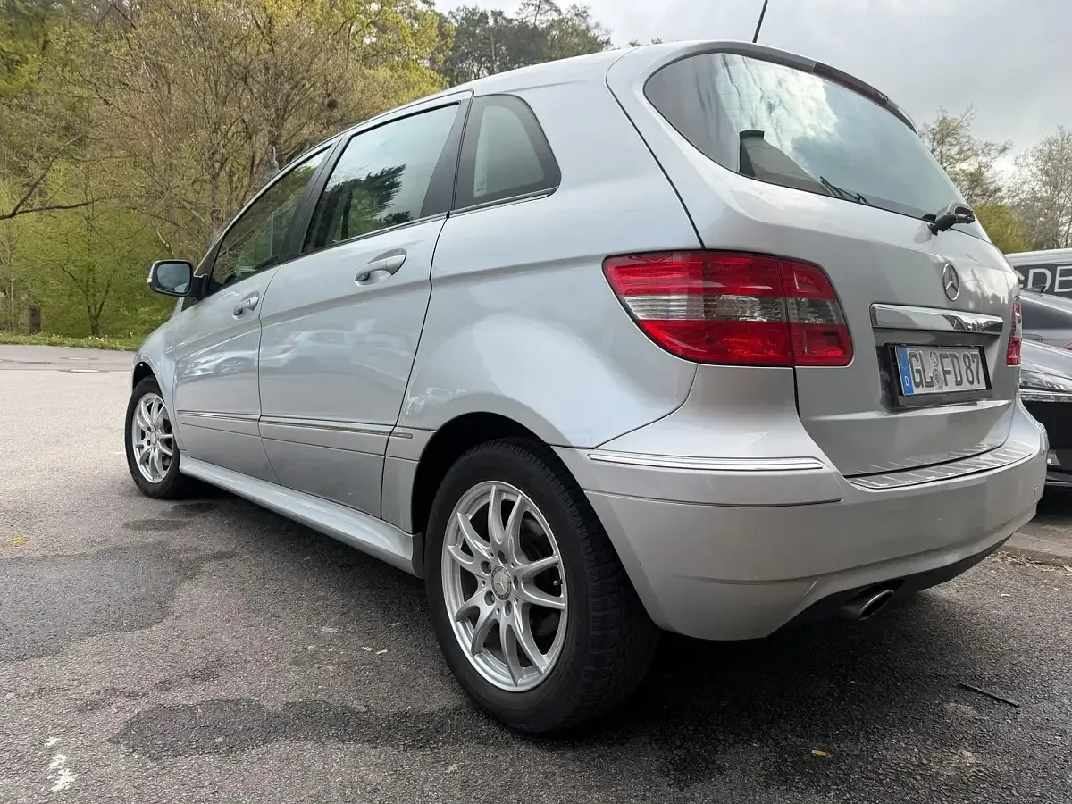 Gebraucht Mercedes B180 109 PS (80 kW) 2010 Silber Van / Kleinbus