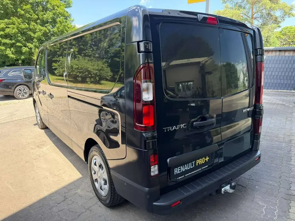 Gebraucht Renault Trafic Komfort 170 PS (125 kW) 2023 Tenebroschwarz Van / Kleinbus