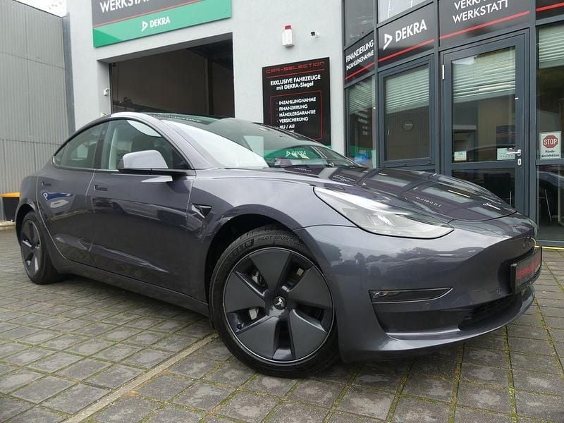 Grau Gebraucht 2022 Tesla Model 3 Limousine | 28.800 € (Fairer Preis) - Bild 1/4
