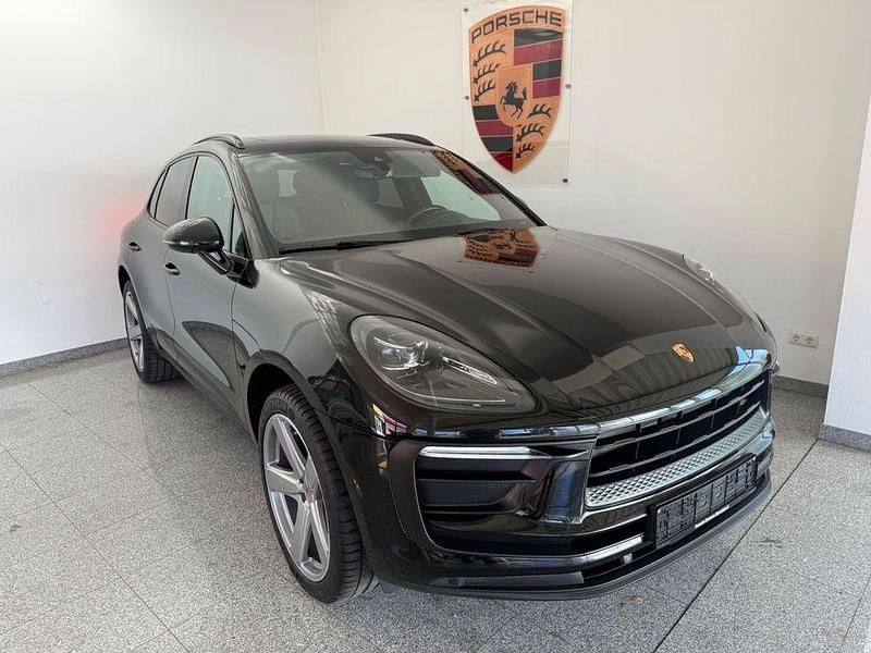 Gebraucht Porsche Macan 265 PS (194 kW) 2022 Tiefschwarz SUV