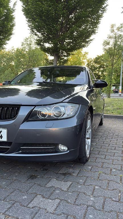 Grau Gebraucht 2008 BMW 330 Sport Line Limousine | 8.500 € - Bild 1/4
