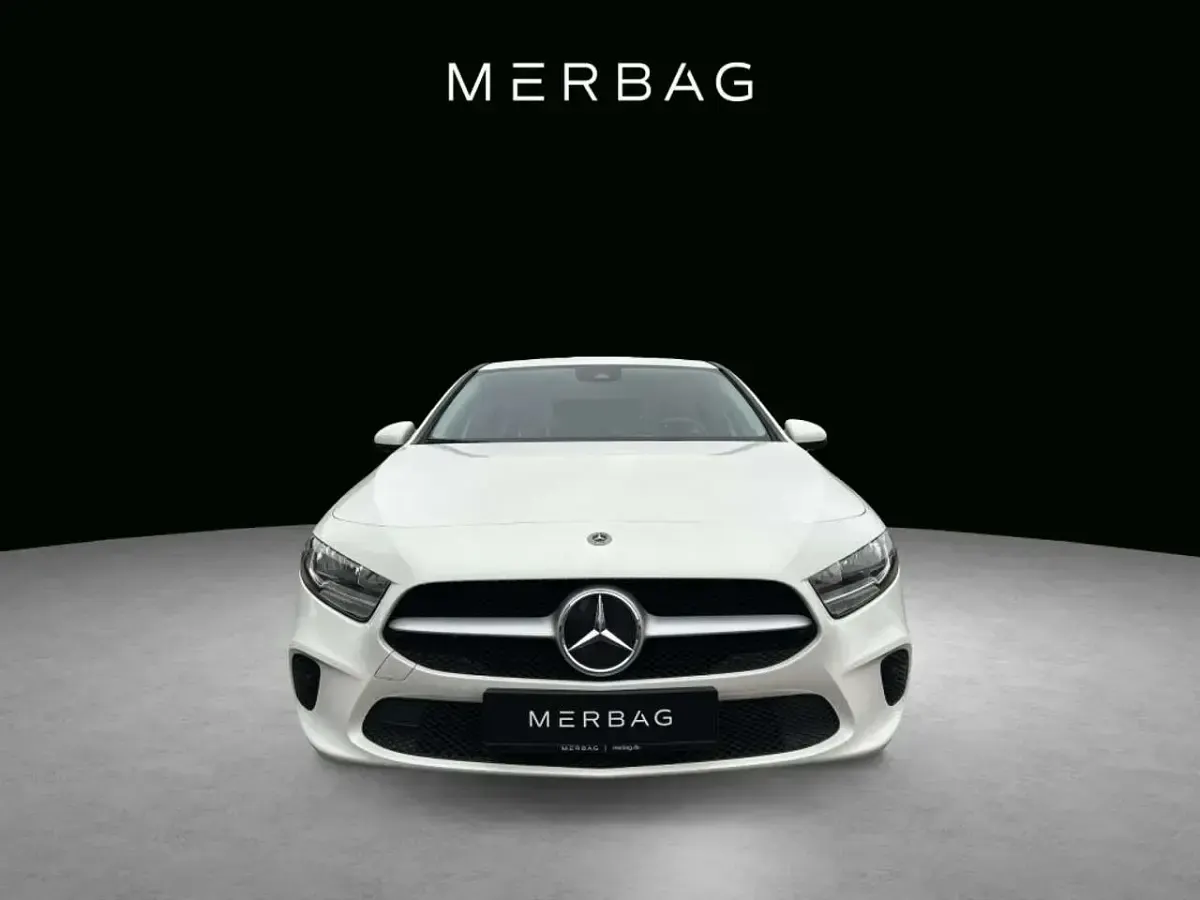 Gebraucht Mercedes A200 163 PS (119 kW) 2022 Unilack polarweiß Limousine