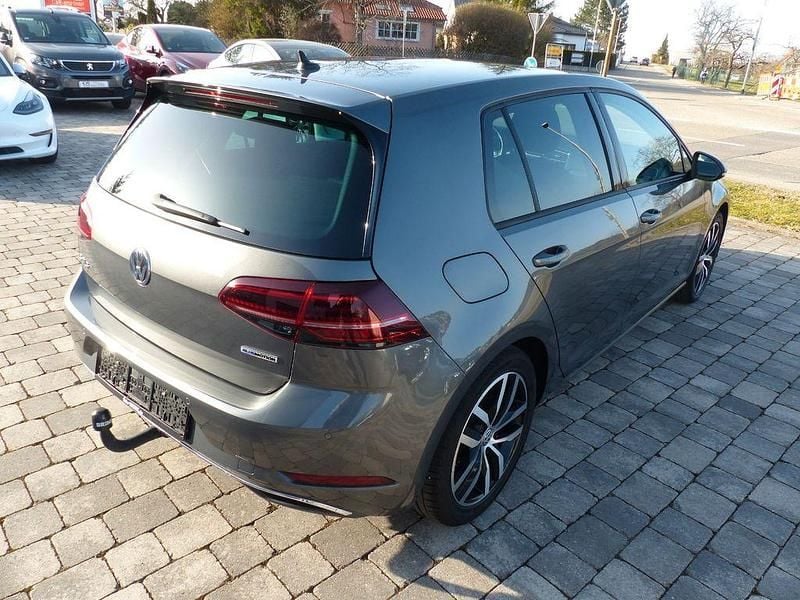 Gebraucht VW Golf VII Comfortline 131 PS (96 kW) 2019 Grau Limousine