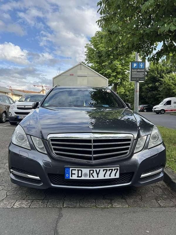 Grau Gebraucht 2012 Mercedes E220 Avantgarde Kombi | 8.000 € (Teuer) - Bild 1/4