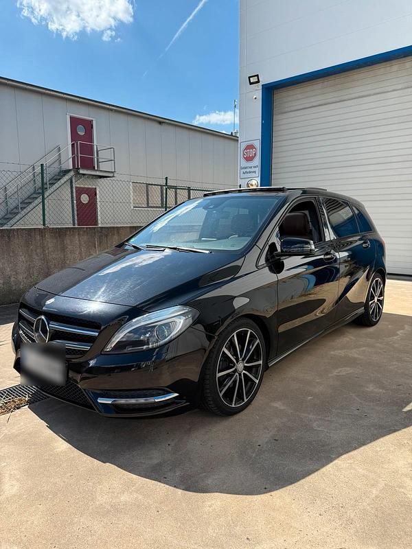 Schwarz Gebraucht 2012 Mercedes B200 Van / Kleinbus | 9.299 € (Etwas zu teuer) - Bild 1/4