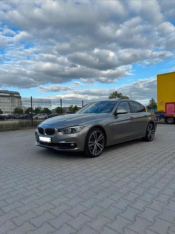 Andere farben Gebraucht 2016 BMW 325 Luxury Line Limousine | 27.500 € - Bild 1/4