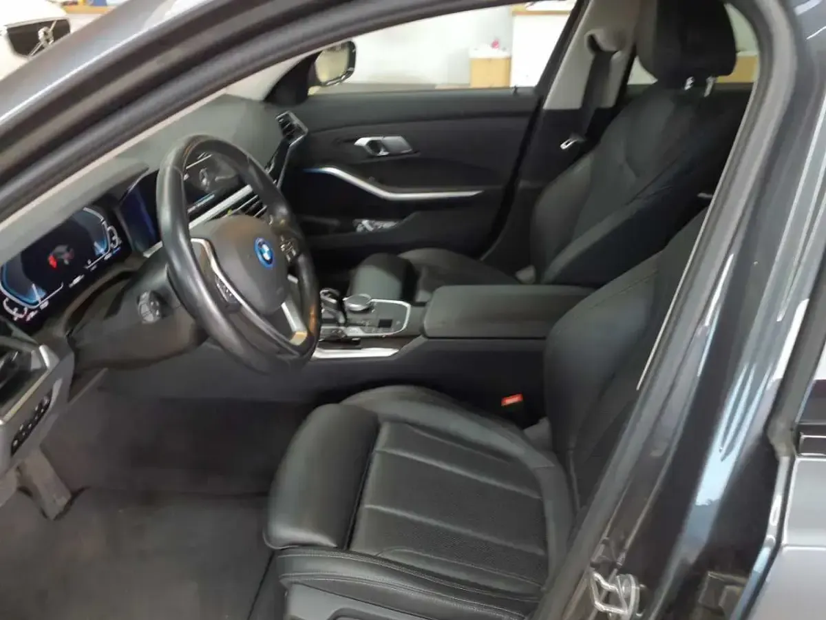 Gebraucht BMW 330 Sport Line 184 PS (135 kW) 2022 Mineralgrau metallic Kombi