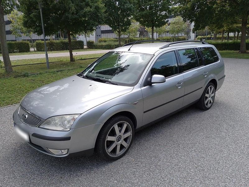 Usado Ford Mondeo 130 CV (95 kW) 2004 Plateado Familiar
