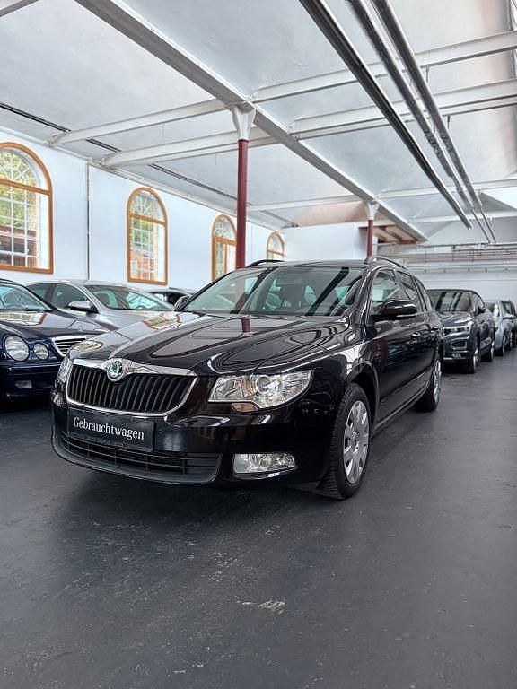 Schwarz Gebraucht 2013 Skoda Superb Active Kombi | 10.900 € (Guter Preis) - Bild 1/4