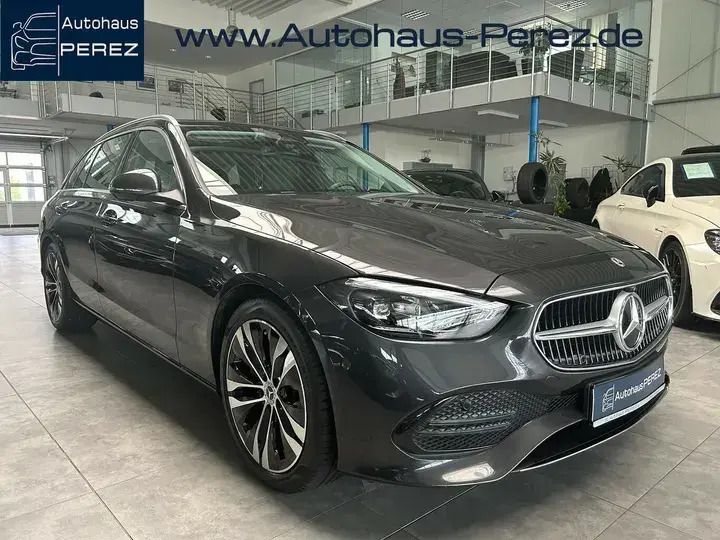 Grau Gebraucht 2024 Mercedes C220 Avantgarde Kombi | 46.219 € (Teuer) - Bild 1/4