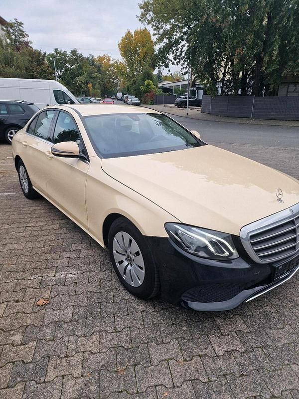 Beige Gebraucht 2020 Mercedes 190 Limousine | 11.950 € - Bild 1/4
