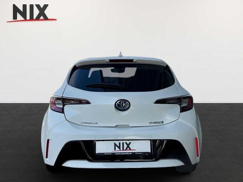 Gebraucht Toyota Corolla Hybrid Team 122 PS (89 kW) 2021 Weiß Limousine